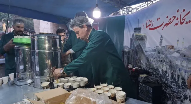 میزبانی اعضای مدیریت‌شهری مشکین‌دشت از شهروندان‌در چایخانه‌امام‌رضا(ع)