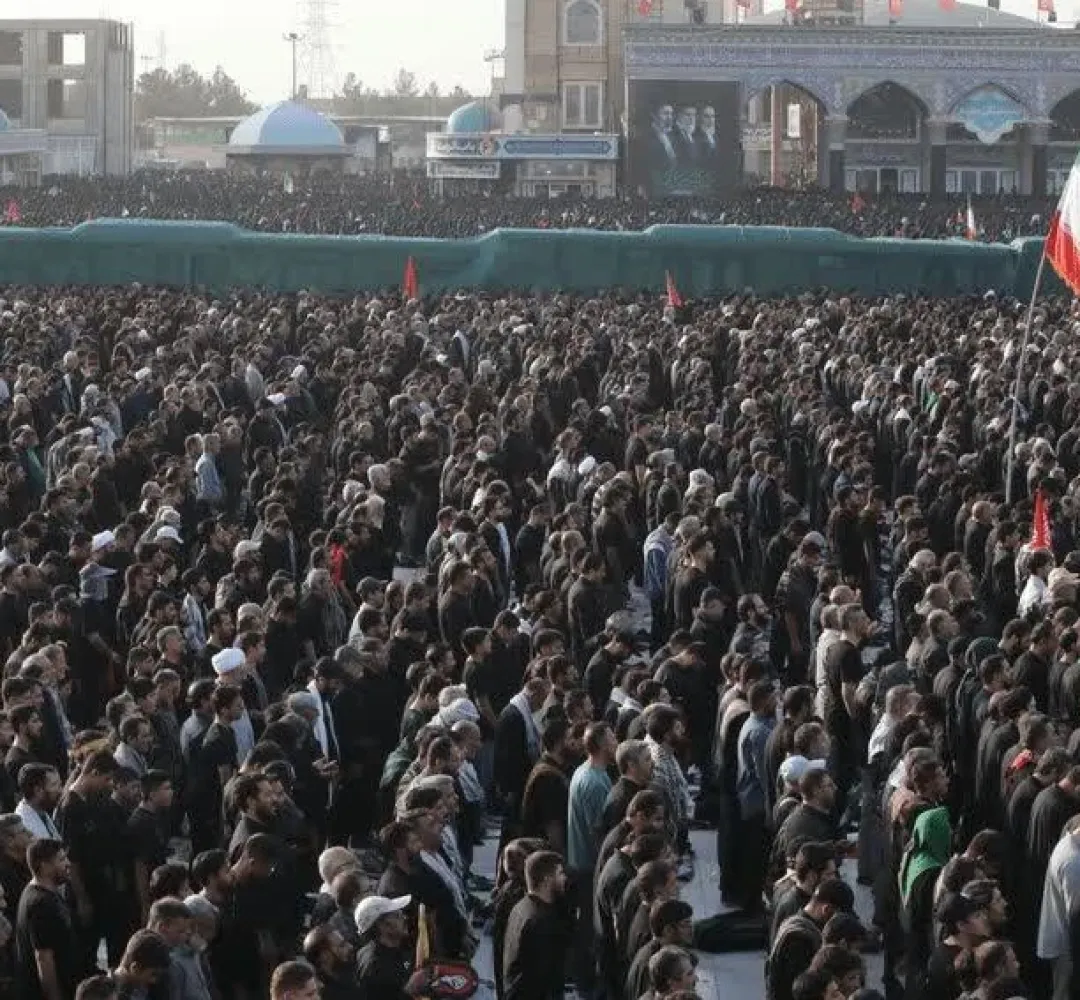 اقامه‌نماز بر پیکر مطهر رهبرشهید در قم+فیلم